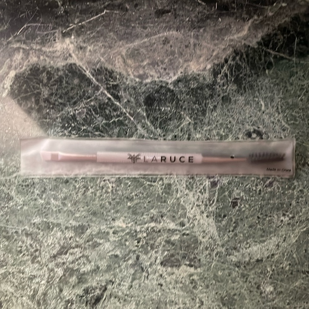 New unopened Laruce Brow Groomer 2 in one makeup brush